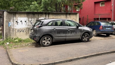 HelpBook: Нагло паркиране в тревни площи, тротоари...