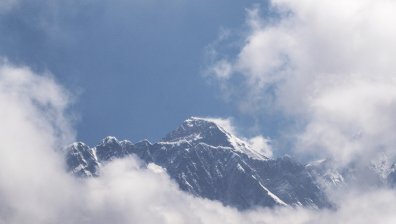 Еверест отново е отворен за изкачване, но при социална дистанция