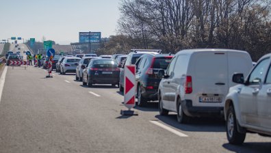 Километрични колони от коли се извиха на КПП-тата на АМ "Тракия"