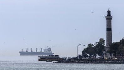 Танкер заседна край Истанбул и временно блокира движението през Босфора