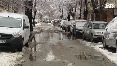 Тежък зимен ден: Хора със счупени крайници и стотици паднали клони