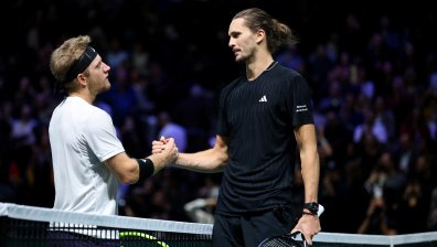 Александър Зверев е на четвъртфинал след убедителен успех в Париж