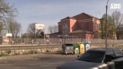 Безстопанствен ротвайлер стресна деца в училище в Русе