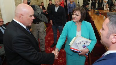 Нинова към Гешев: Добри са законите за убиване на баби, трябват промени в Наказателния кодекс