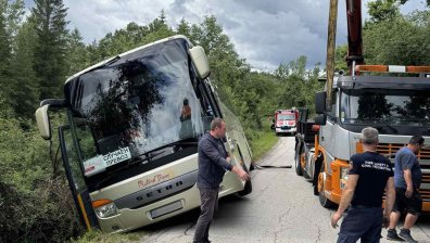 Автобус с туристи се обърна край Боженци