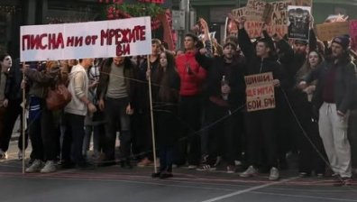 Протестите започнаха: Студенти скандират "Оставка!" в центъра София