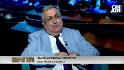 Проф. Близнашки: Искат промени в Конституцията по "бърза писта", задачата на Сарафов е да натисне "Delete"