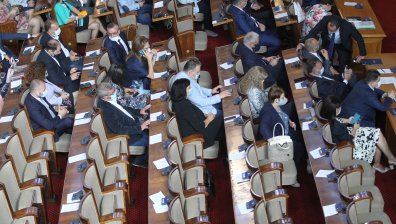 Депутатите на работа за последно преди ваканцията