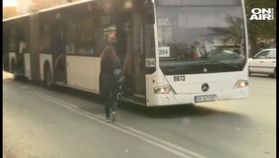 Влачената от автобус възрастна жена остава с опасност за живота