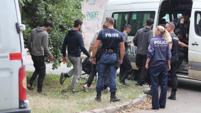 7 души, сред които и българка, са арестувани за трафик на мигранти