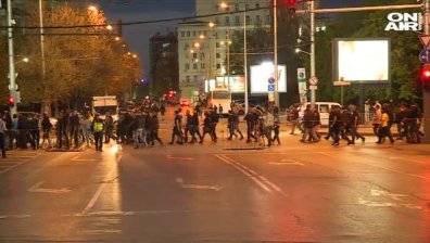 Съдът ще гледа мярката на фена, ранил тежко полицайка на Вечното дерби
