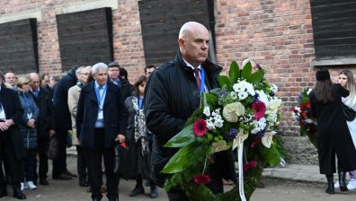 Гешев положи венци в лагера "Аушвиц" в памет на милионите жертви на Холокоста