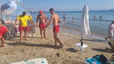 Спасители предупреждават: Мъртвото вълнение вече е непредвидимо, в Бургас е критично