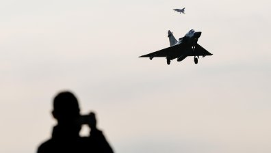 Тайван е заобиколен от китайски военни кораби и самолети