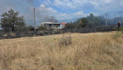 Огънят погълна още къщи в село Отец Паисиево, викат армията на помощ