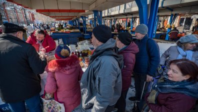 Хората изоставиха хранителните магазини и хукнаха към пазарите (СНИМКИ)