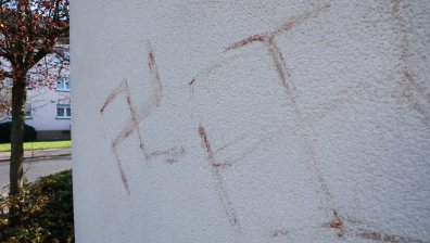 Свастики с кръв по стени и коли шокираха Германия