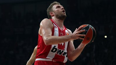 Везенков поведе "Олимпиакос" към паметен обрат срещу "Валенсия"