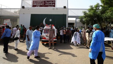 Самолет със 107 души се разби до Карачи, извадиха бебе изпод развалините (Обновена)