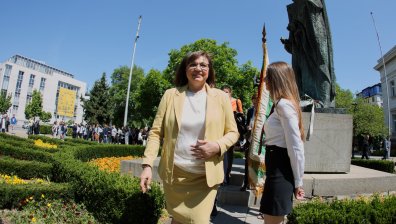 Нинова посети Националната библиотека, изложени са 26 преписа на "История славянобългарска"