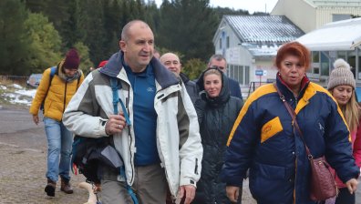 Радев даде старт на кампанията с поход от хижа "Алеко" до Черни връх