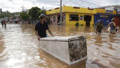 Силна буря превърна улиците на Калифорния в реки (+ВИДЕО)