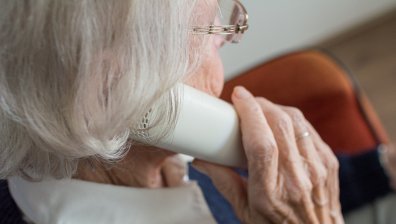 Жена хвърли 3&nbsp;850 лева и 500 евро на боклука по указания на ало измамници