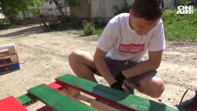 Млади доброволци облагородиха междублоково пространство в Силистра