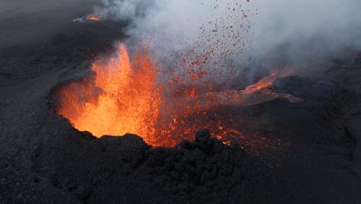 Гигантски гръцки вулкан, смятан за спящ от над 100 000 години, тихо се пълни с магма