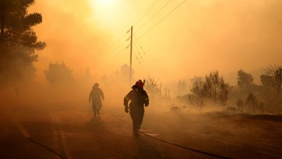Европа в пламъци: Пожарите поглъщат домове, коли и гори (СНИМКИ)