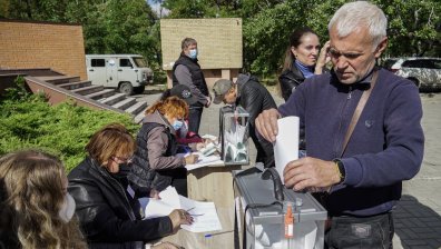 Последен ден на референдуми в Украйна - военни ходят от врата на врата, няма тайна на вота