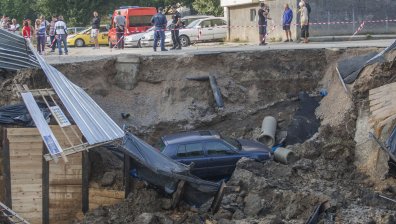 Жители на "Овча купел" с нов протест срещу строежа, в чийто изкоп пропадна кола