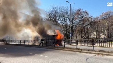 Автобус на градския транспорт се запали в центъра на Пловдив (+ВИДЕО)