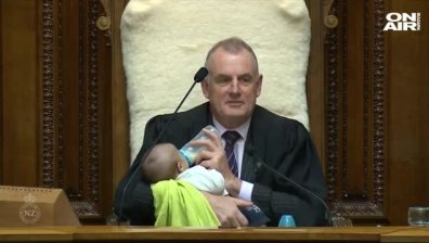 Председателят на парламента в Нова Зеландия нахрани бебе в пленарна зала