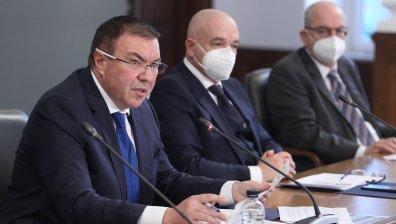 Ядосаният министър Ангелов попиля AstraZeneca заради недоставените ваксини (ВИДЕО)