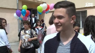 Алкохол и ориенталски ритми в последния учебен ден на абитуриентите
