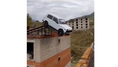 Каскадьор падна с Lada&nbsp;Niva от 15 метра височина и оцеля (+ВИДЕО)