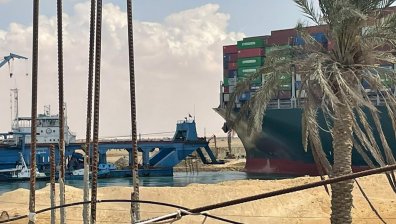 Провалиха се опитите да бъде освободен Суецкият канал