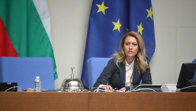 Рая Назарян официално заменя Киселова като председател в НС