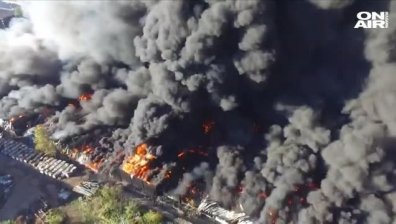 Пожар изпепели склад за пластмаса във Вирджиния