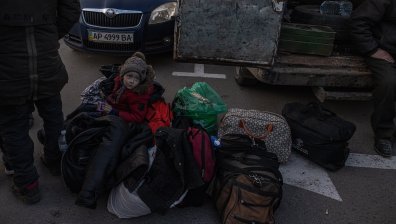Киев: Русия атакува сграда на Червения кръст в Мариупол, отвлечени са 70 жени и медици