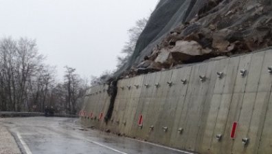 Свлачище ограничи движението на пътя Благоевград-Кресна