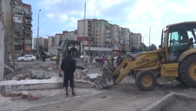 Събарят незаконни постройки в пловдивския кв. "Столипиново"