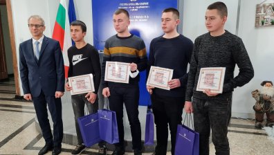 Министър Денков награди младите герои от село Рояк