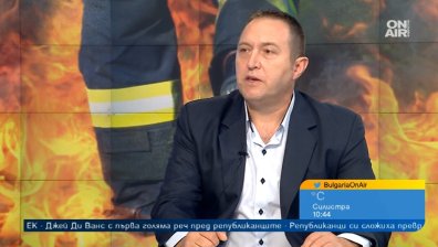 Пожарникари се борят с пламъците с безполезни защитни облекла