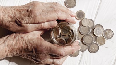 Правителството увеличава социалната пенсия за старост на 183,81 евро от 1 юли