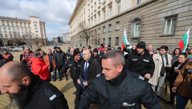 Граждани излязоха на протест пред НС срещу правителството