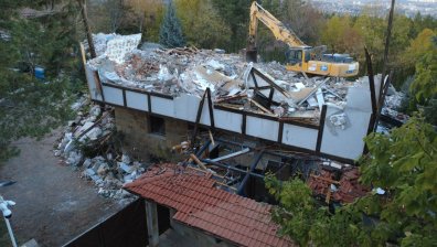 Събарят бившата резиденция на Ахмед Доган в "Бояна" (+СНИМКИ)