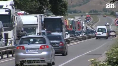 Километрични опашки блокираха граничните пунктове