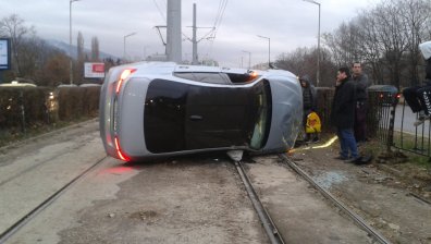 Автомобил се обърна на трамвайни релси в столицата